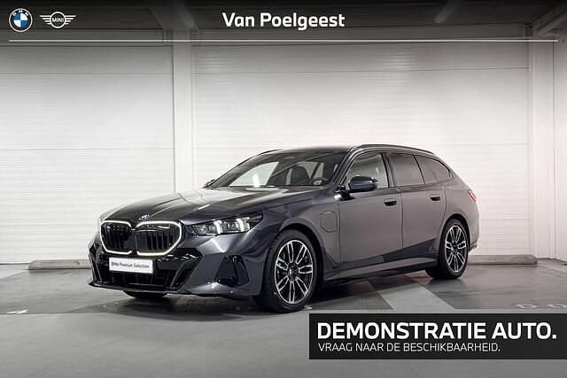 Grijs Occasion 2025 BMW 530e Comfort Edition Stationwagen | € 87.974 - Afbeelding 1/4