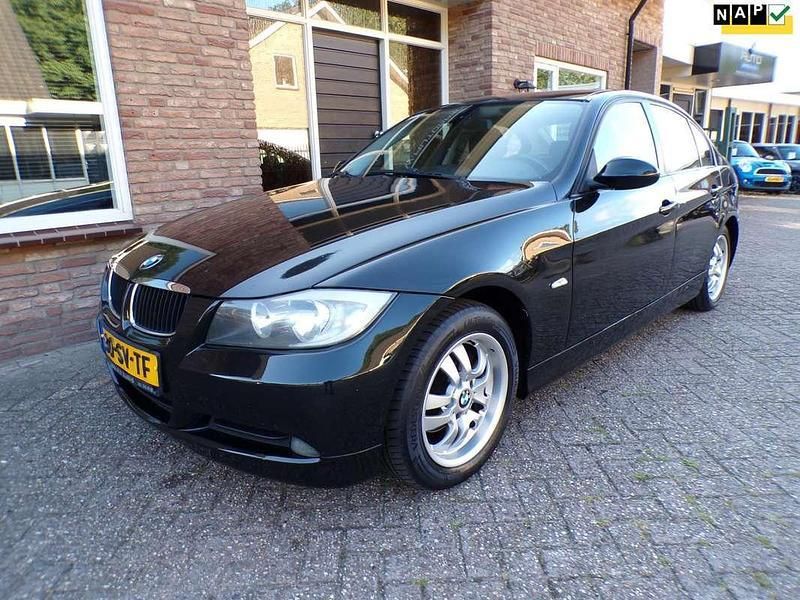 Zwart, metallic lak Gebruikt 2006 BMW 318 Executive Sedan | € 3.950 (Goede deal) - Afbeelding 1/4