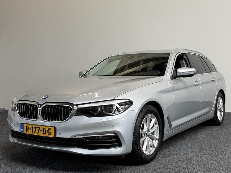 Grijs Gebruikt 2019 BMW 520 Executive Stationwagen | € 23.090 (Super prijs) - Afbeelding 1/4