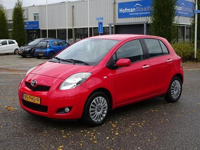 Rood Gebruikt 2011 Toyota Yaris Hatchback | € 4.650 (Eerlijke prijs) - Afbeelding 1/4