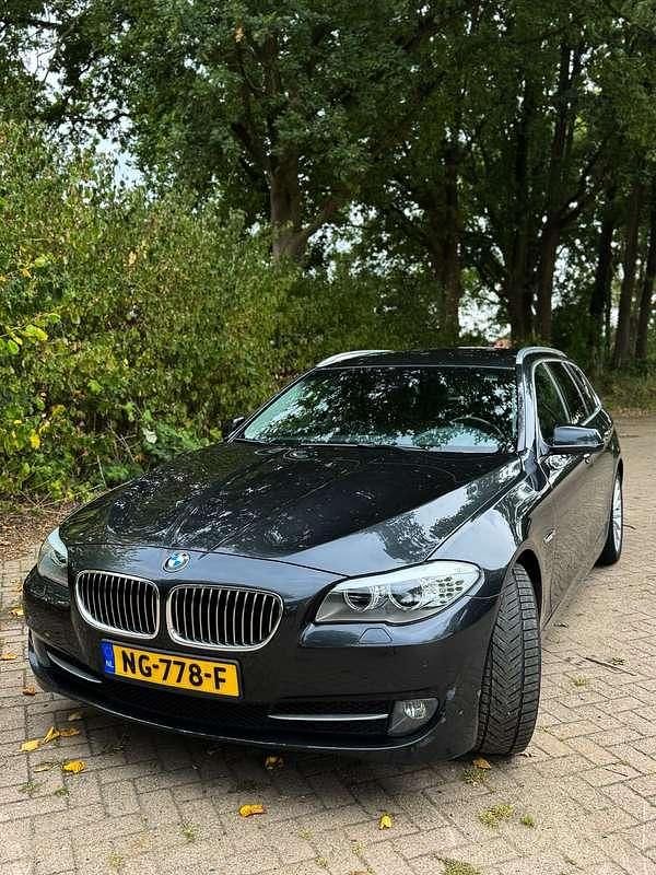 Grijs Gebruikt 2012 BMW 520 Executive Stationwagen | € 9.950 (Goede deal) - Afbeelding 1/4