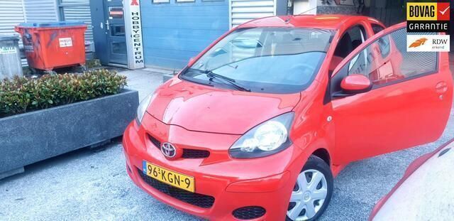 Rood Gebruikt 2009 Toyota Aygo Hatchback | € 1.999 (Eerlijke prijs) - Afbeelding 1/4