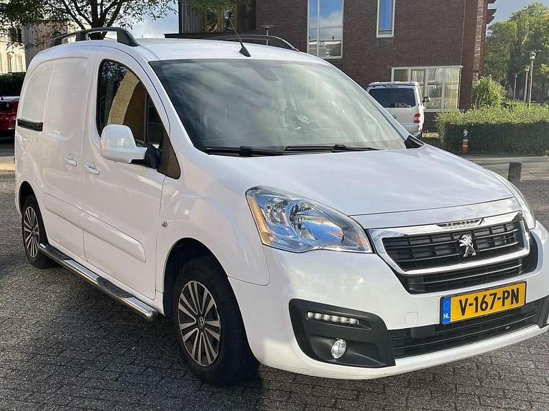 Wit Occasion 2018 Peugeot Partner MPV | € 8.900 (Iets duurder) - Afbeelding 1/4