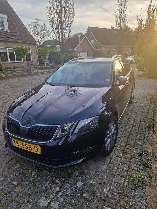 Zwart Gebruikt 2018 Skoda Octavia Stationwagen | € 7.950 (Goede deal) - Afbeelding 1/4