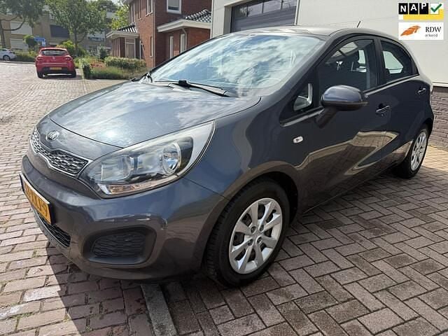 Grijs Gebruikt 2012 Kia Rio Comfort Hatchback | € 5.995 (Eerlijke prijs) - Afbeelding 1/4