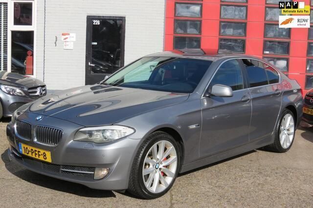 Grijs, metallic lak Gebruikt 2011 BMW 528 Executive Sedan | € 8.499 (Eerlijke prijs) - Afbeelding 1/4