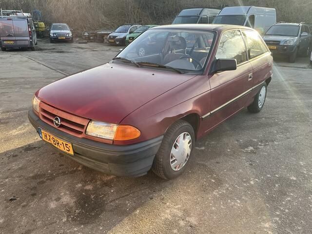 Rood Gebruikt 1994 Opel Astra Hatchback | € 1.250 - Afbeelding 1/4
