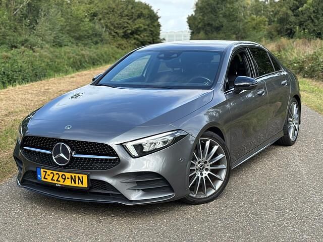 Grijs Gebruikt 2020 Mercedes A200 Premium Plus Sedan | € 25.950 (Eerlijke prijs) - Afbeelding 1/4