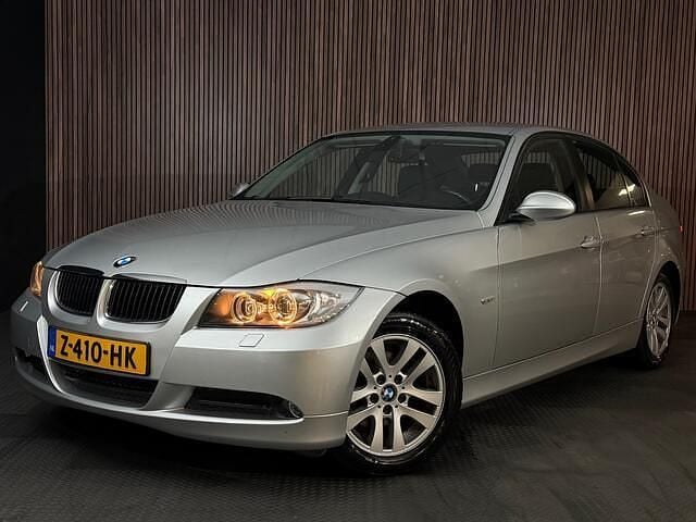 Grijs (metallic) Occasion 2006 BMW 318 Sedan | € 6.499 (Eerlijke prijs) - Afbeelding 1/4