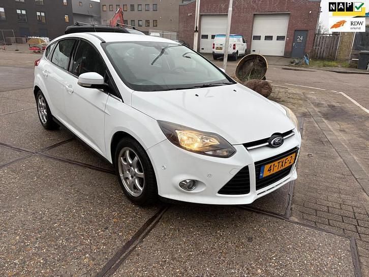 Wit Occasion 2012 Ford Focus Titanium Hatchback | € 4.999 (Eerlijke prijs) - Afbeelding 1/4