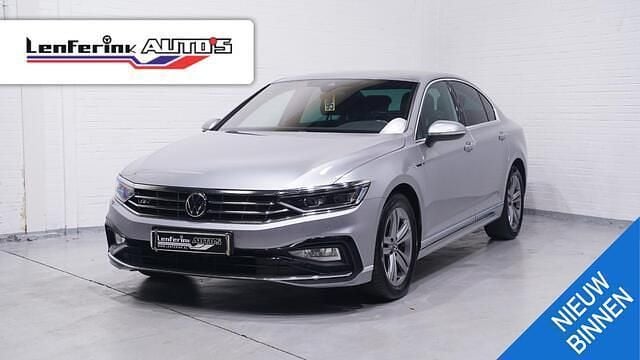 Grijs Gebruikt 2020 VW Passat Business+ Sedan | € 23.450 (Eerlijke prijs) - Afbeelding 1/4