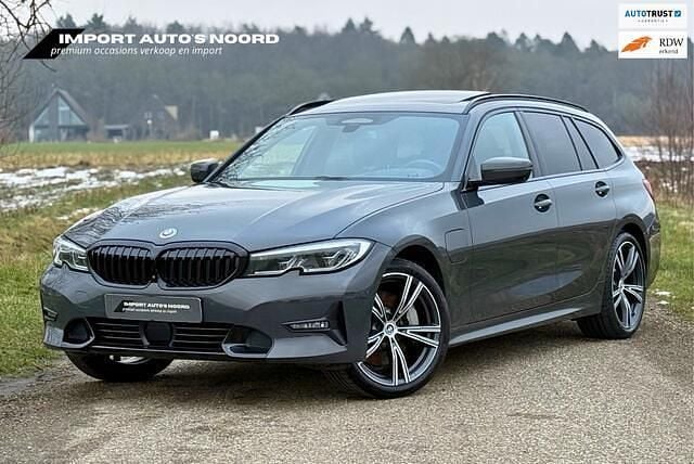 Grijs Occasion 2021 BMW 330 Executive Sedan | € 29.995 (Super prijs) - Afbeelding 1/4
