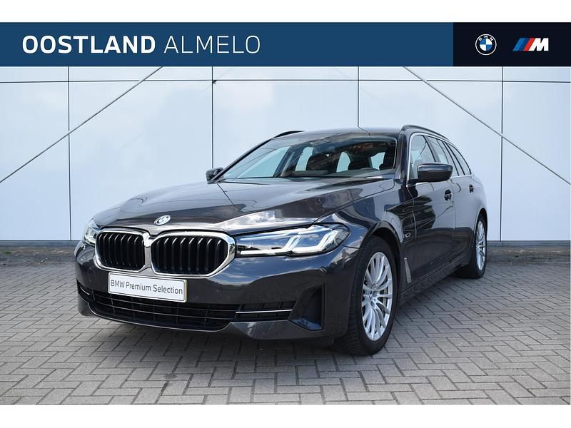 Grijs Gebruikt 2022 BMW 520 Executive Stationwagen | € 36.950 (Eerlijke prijs) - Afbeelding 1/4