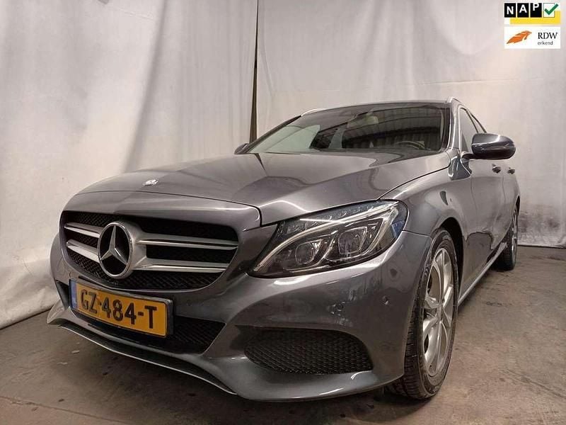 Grijs, metallic lak Gebruikt 2015 Mercedes C350e Edition Stationwagen | € 11.450 (Goede deal) - Afbeelding 1/4