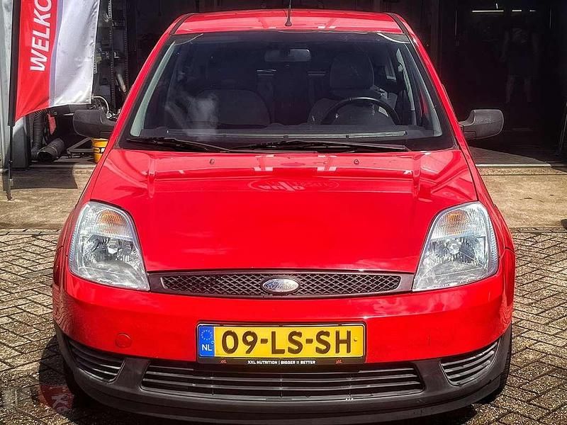 Rood Gebruikt 2003 Ford Fiesta Ambiente Hatchback | € 900 (Goede deal) - Afbeelding 1/4