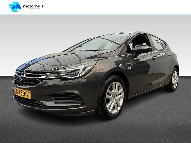 Grijs, metallic lak Gebruikt 2016 Opel Astra Edition Hatchback | € 10.495 (Eerlijke prijs) - Afbeelding 1/4