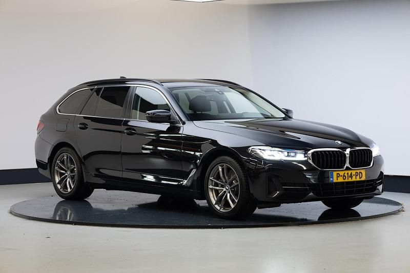 Zwart Gebruikt 2022 BMW 520 Stationwagen | € 39.945 (Eerlijke prijs) - Afbeelding 1/4