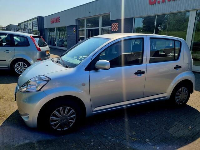 Occasion Daihatsu Sirion 69 PK (50 kW) 2008 Grijs Hatchback