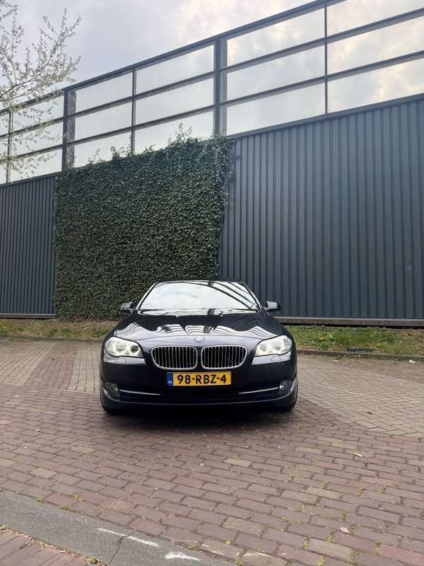 Grijs Gebruikt 2011 BMW 523 Sedan | € 11.750 (Eerlijke prijs) - Afbeelding 1/4