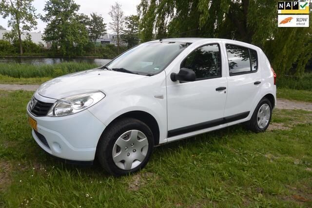 Wit Gebruikt 2011 Dacia Sandero Ambiance Hatchback | € 1.999 (Eerlijke prijs) - Afbeelding 1/4