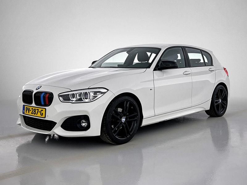 Wit Gebruikt 2017 BMW 118 Executive Hatchback | € 16.945 (Eerlijke prijs) - Afbeelding 1/3