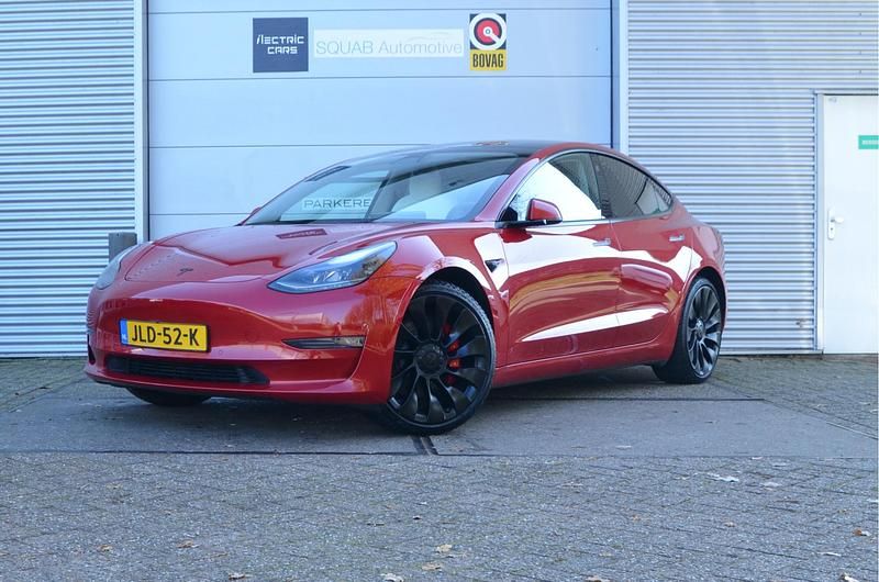 Rood (parellak) Gebruikt 2021 Tesla Model 3 Performance Sedan | € 34.499 (Duur) - Afbeelding 1/4