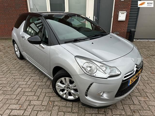 Grijs (metallic) Gebruikt 2011 Citroën DS3 So Chic Hatchback | € 6.999 (Eerlijke prijs) - Afbeelding 1/4