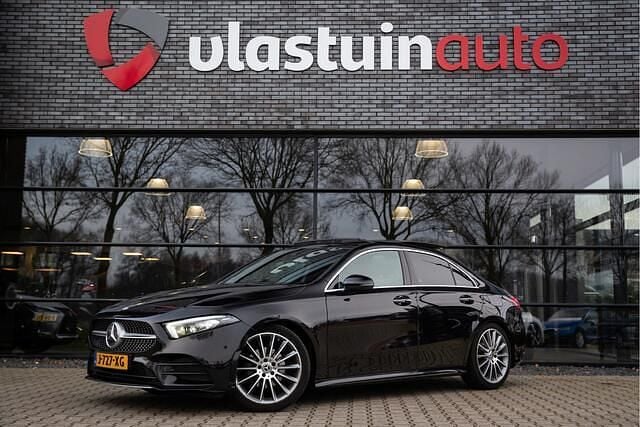 Zwart Occasion 2019 Mercedes A200 Premium Plus Sedan | € 24.950 (Eerlijke prijs) - Afbeelding 1/4