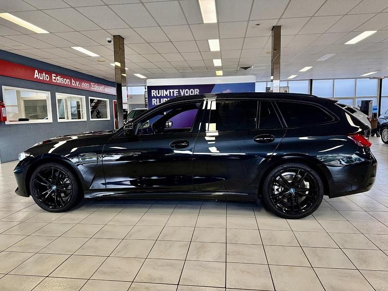 Occasion BMW 330e Basis 292 PK (214 kW) 2024 Zwart Stationwagen