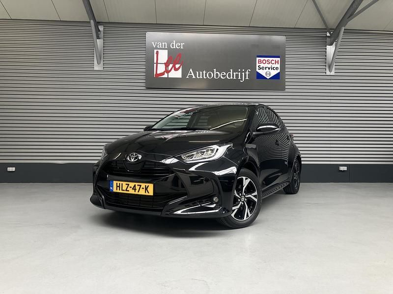 Zwart Gebruikt 2024 Toyota Yaris Hybrid Style Hatchback | € 25.750 (Eerlijke prijs) - Afbeelding 1/4