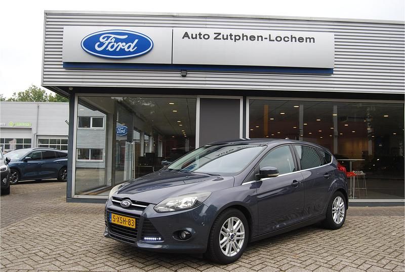 Grijs Gebruikt 2014 Ford Focus Titanium Hatchback | € 7.840 (Eerlijke prijs) - Afbeelding 1/4