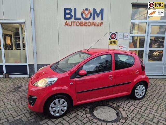 Rood Gebruikt 2013 Peugeot 107 Active Hatchback | € 3.950 (Goede deal) - Afbeelding 1/4
