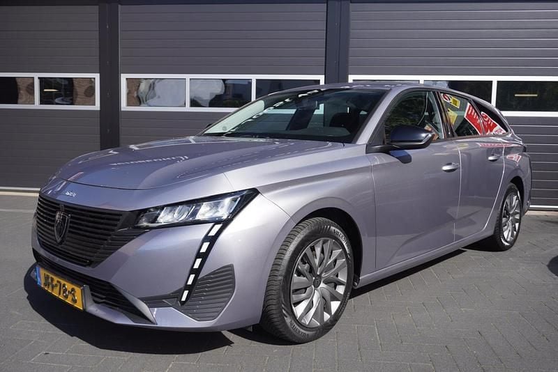 Grijs Gebruikt 2022 Peugeot 308 Stationwagen | € 16.900 (Goede deal) - Afbeelding 1/4