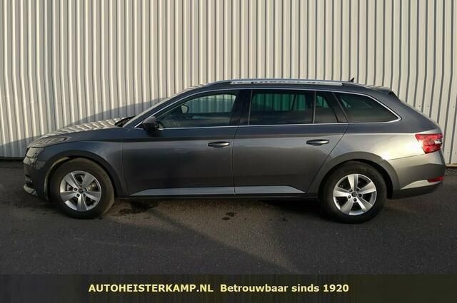 Grijs Gebruikt 2023 Skoda Superb Stationwagen | € 42.950 (Eerlijke prijs) - Afbeelding 1/4