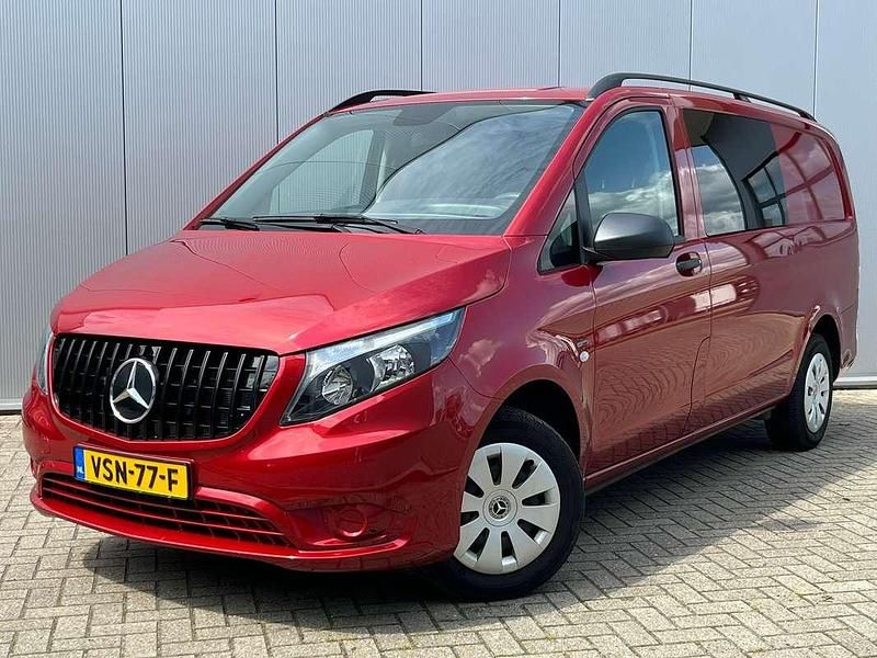 Rood Gebruikt 2022 Mercedes Vito MPV | € 25.950 - Afbeelding 1/4