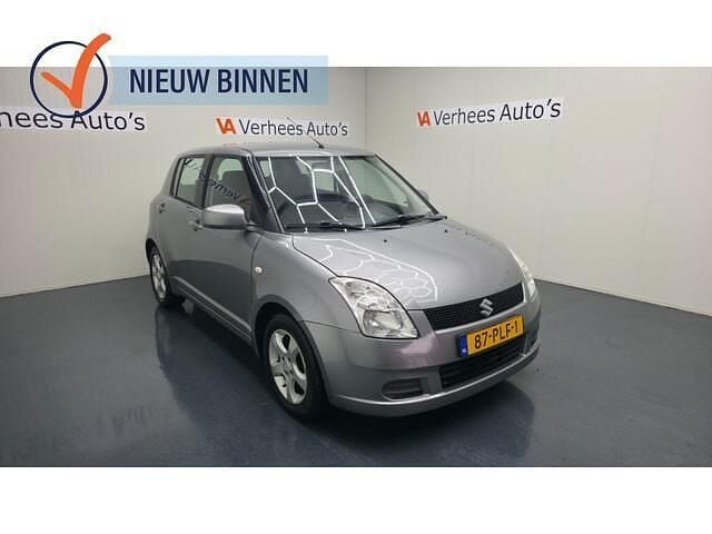 Grijs (metallic) Gebruikt 2006 Suzuki Swift GLX Hatchback | € 1.995 (Goede deal) - Afbeelding 1/4