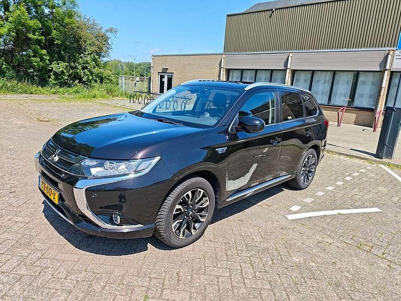 Zwart Gebruikt 2016 Mitsubishi Outlander P-HEV Stationwagen | € 17.900 (Duur) - Afbeelding 1/4