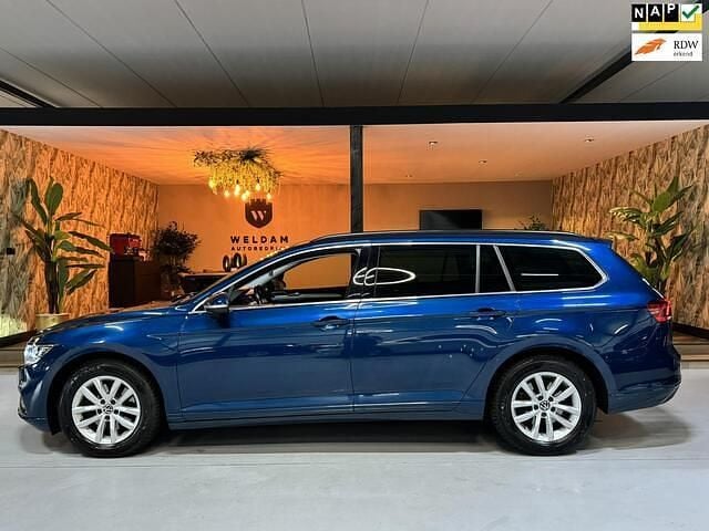 Blauw, metallic lak Gebruikt 2023 VW Passat Business Stationwagen | € 24.990 (Eerlijke prijs) - Afbeelding 1/4