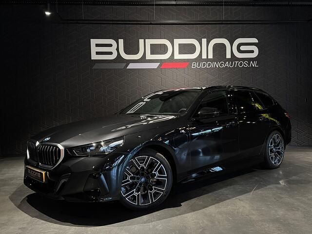 Zwart Nieuw 2025 BMW 530e M Sport Stationwagen | € 79.750 - Afbeelding 1/4