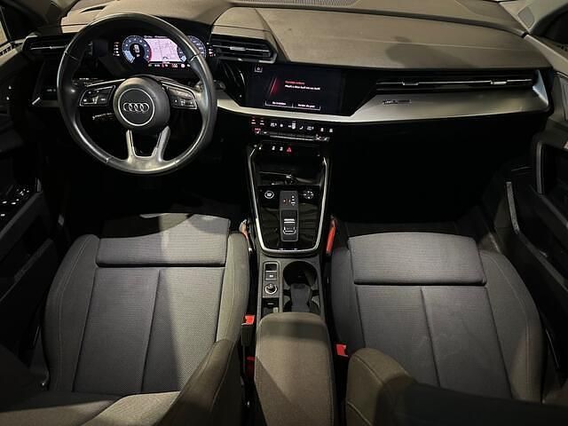 Zwart Gebruikt 2022 Audi A3 Comfort Sedan | € 22.995 (Goede deal) - Afbeelding 1/4