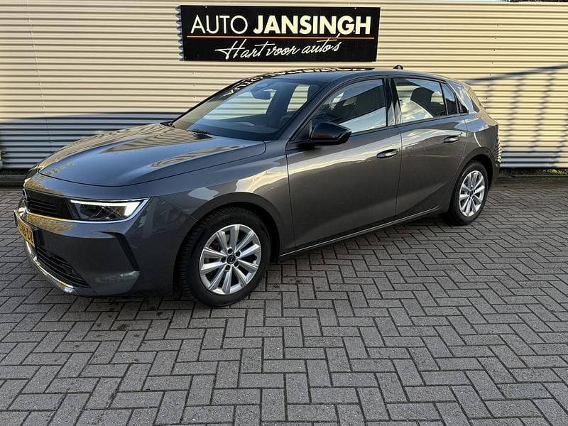 Grijs Occasion 2022 Opel Astra Edition Hatchback | € 19.495 (Eerlijke prijs) - Afbeelding 1/4