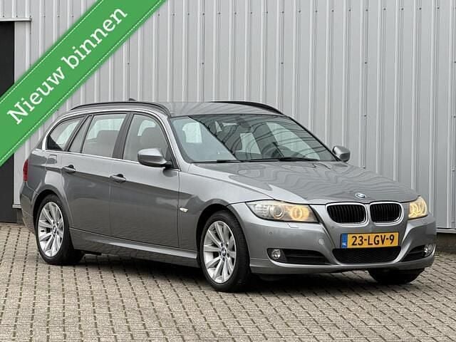 Grijs Gebruikt 2010 BMW 320 Stationwagen | € 5.999 (Eerlijke prijs) - Afbeelding 1/4