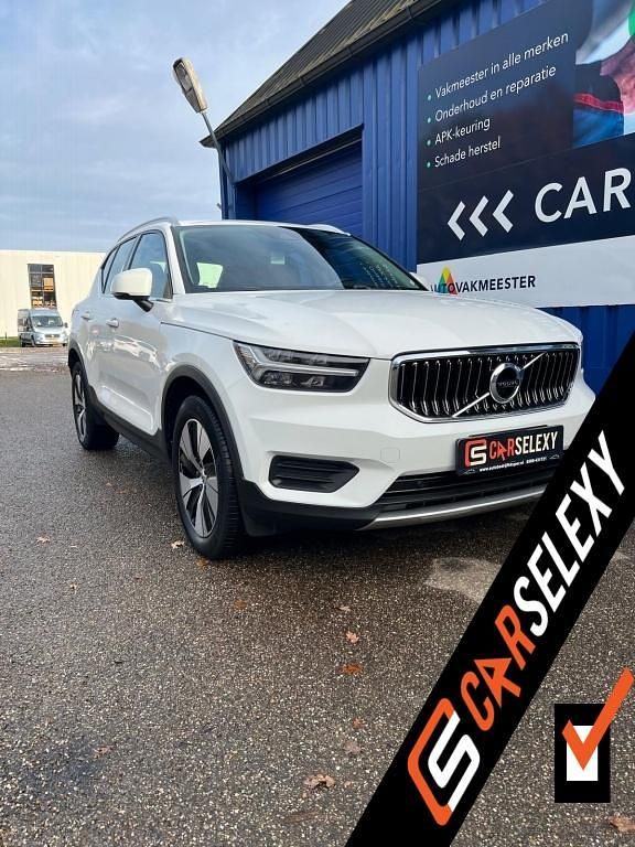 Wit Gebruikt 2022 Volvo XC40 Inscription SUV | € 30.700 - Afbeelding 1/4