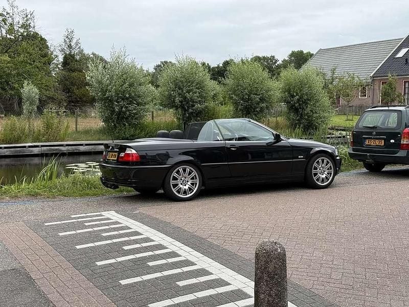Zwart Occasion 2002 BMW 330 Executive Cabriolet | € 15.750 (Iets duurder) - Afbeelding 1/4