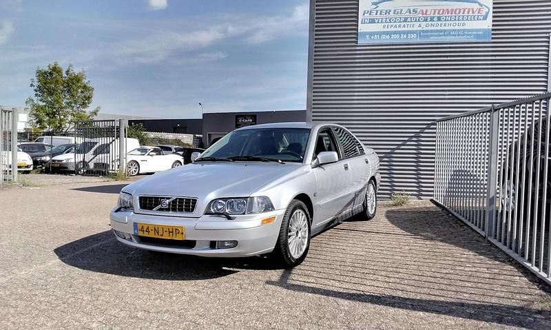 Zilver (mat) Gebruikt 2003 Volvo S40 Sedan | € 4.500 - Afbeelding 1/4