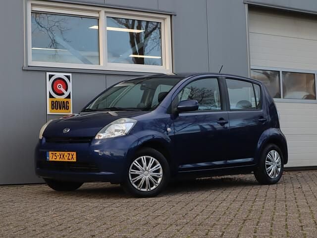 Blauw Gebruikt 2007 Daihatsu Sirion Hatchback | € 3.995 (Eerlijke prijs) - Afbeelding 1/4