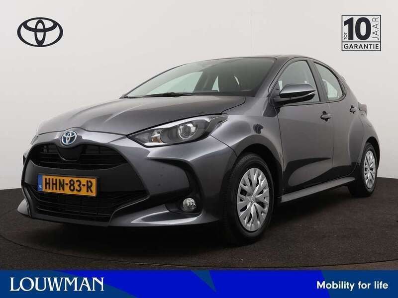 Grijs Gebruikt 2024 Toyota Yaris Hybrid Active Hatchback | € 22.945 (Eerlijke prijs) - Afbeelding 1/3