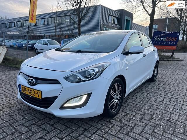 Wit (metallic) Occasion 2012 Hyundai i30 Hatchback | € 4.950 (Duur) - Afbeelding 1/4