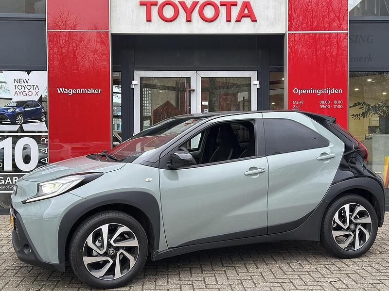 Groen Gebruikt 2025 Toyota Aygo X Pulse SUV | € 19.900 - Afbeelding 1/4