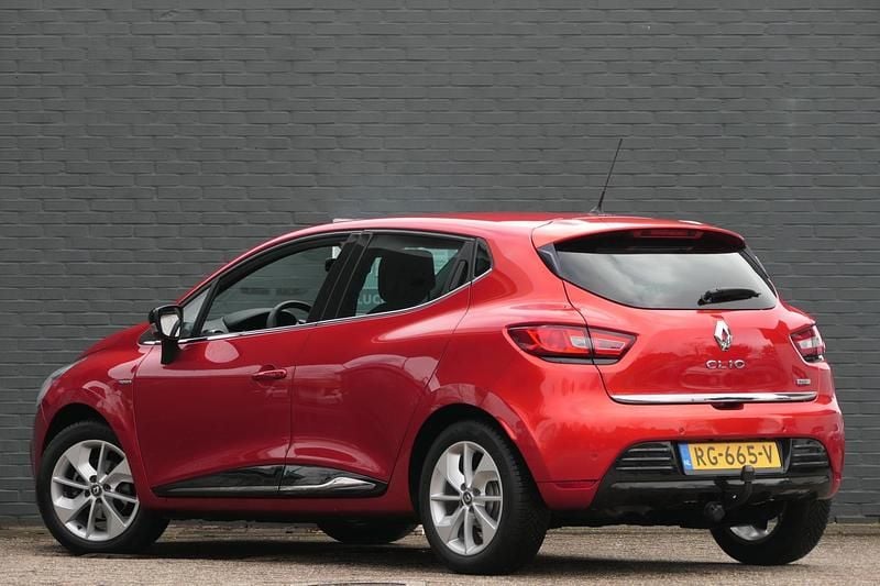 Occasion Renault Clio IV LIMITED 90 PK (66 kW) 2017 Rood Hatchback